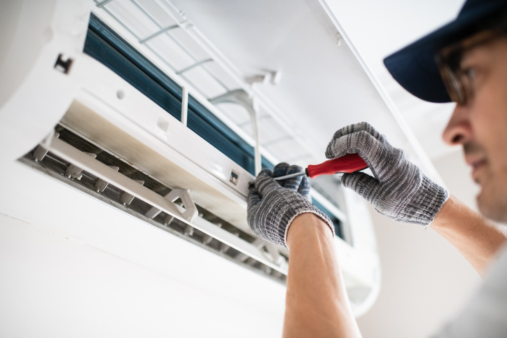 How Ductless Air Conditioning Services Save Space and Cut Energy Use
